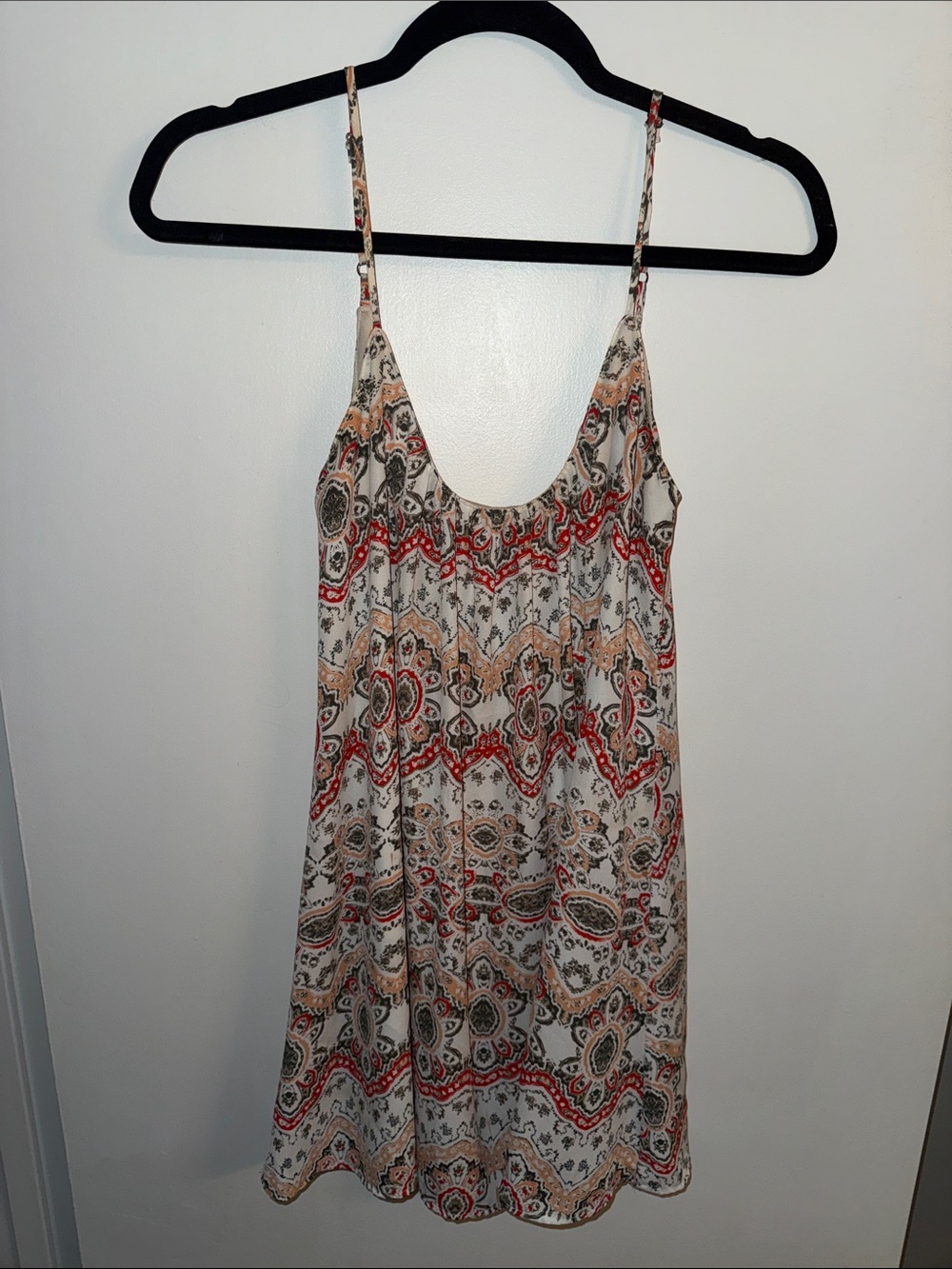 ShowMeYourMumu - Casual Printed Spaghetti Strap Dress in Cream and Red